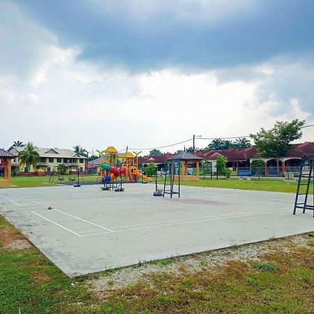 Homestay Melewar Parit Raja Eksteriør billede